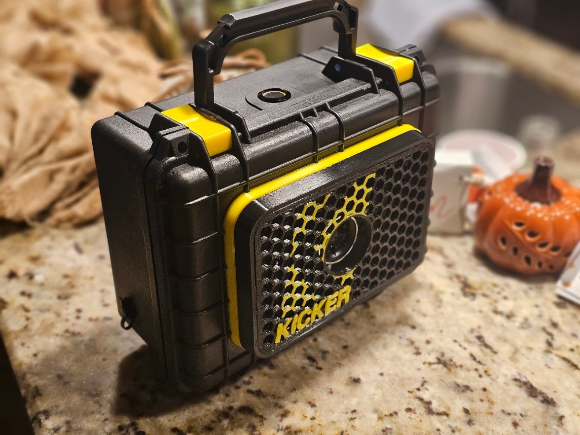 Sidewinder Apache 1800 speaker box in black and yellow